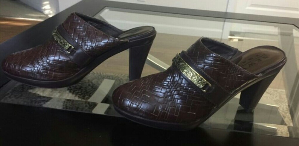Brown mule with heel, never worn